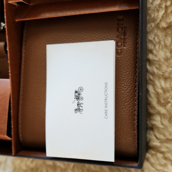 NWOT IOB Coach Men's Saddle Tan Wallet & Key Ring Boxed Set ๐๐ - Picture 9 of 16